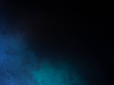 Dalgıç kıyafetli bir adam elinde sörf tahtası tutuyor.