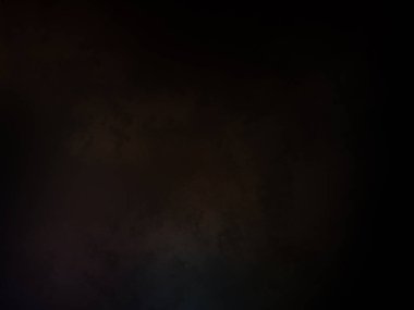 Elinde mikrofon tutan takım elbiseli ve kravatlı bir adam.