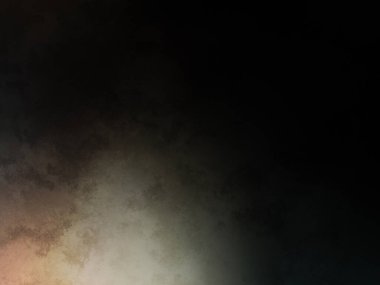 Tenis kortunda raket tutan bir adam.