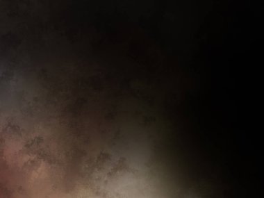 Takım elbiseli ve kravatlı bir adam duvarın önünde duruyor.