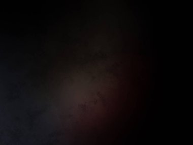 Siyah bir arka planın önünde duran takım elbiseli ve kravatlı bir adam.