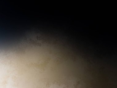 Takım elbiseli ve kravatlı bir adam duvarın önünde duruyor.