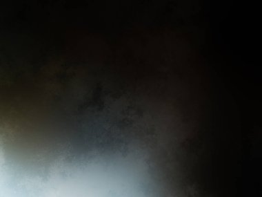 Sörf tahtasında sörf yapan bir insan.