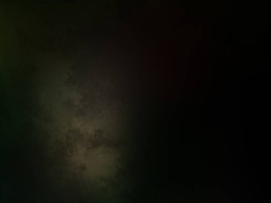 Takım elbiseli ve kravatlı bir adam duvarın önünde duruyor.