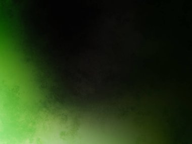 Siyah gömlekli bir adam tenis raketi tutuyor.