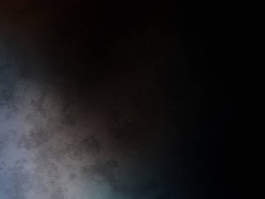 Takım elbiseli ve kravatlı bir adam tenis raketi tutuyor.