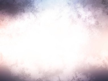 Karlı bir yüzeyde kaykay süren bir insan.