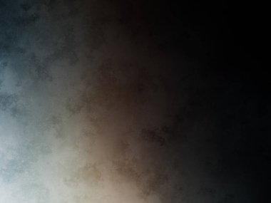 Takım elbiseli ve kravatlı bir adam tenis raketi tutuyor.