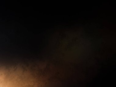 Takım elbiseli ve kravatlı bir adam tenis raketi tutuyor.