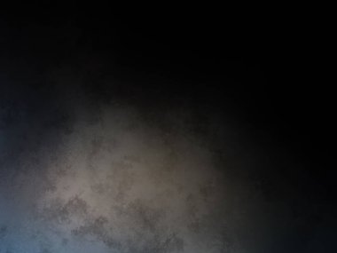 Takım elbiseli ve kravatlı bir adam duvarın önünde duruyor.