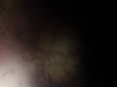 Elinde mikrofon tutan takım elbiseli ve kravatlı bir adam.