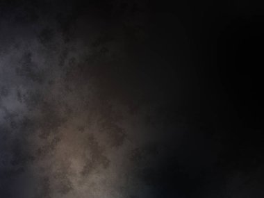 Takım elbiseli ve kravatlı bir adam karanlık bir arka planın önünde duruyor.