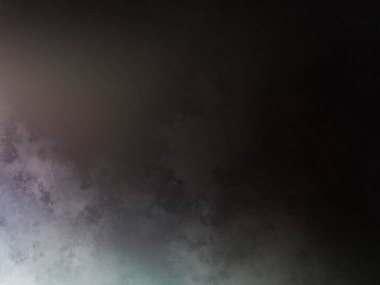 Sörf tahtasının üstünde dalgalar üstünde bir adam.