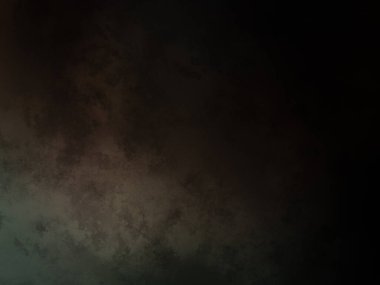 Siyah gömlekli bir adam tenis raketi tutuyor.