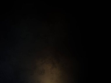 Dizüstü bilgisayarla yatakta oturan biri.