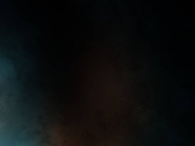 Kara gökyüzünde bir bulutla uçan bir uçak.