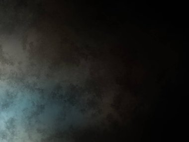 Takım elbiseli ve kravatlı bir adam karanlık bir arka planın önünde duruyor.