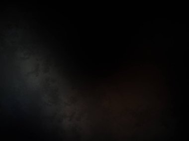 Karanlık gökyüzü ve aydınlığı olan siyah bir arkaplan.