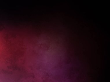 Elinde mikrofon tutan takım elbiseli ve kravatlı bir adam.