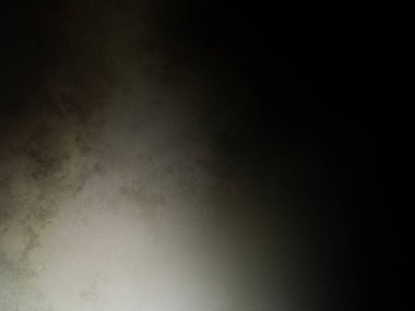 Siyah gömlekli bir adam ve siyah beyaz bir fotoğraf.