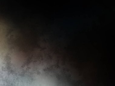 Takım elbiseli ve kravatlı bir adam tenis raketi tutuyor.