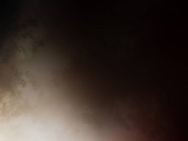 Rampada kaykay süren bir adam.