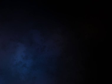 Takım elbiseli ve kravatlı bir adam karanlık bir arka planın önünde duruyor.