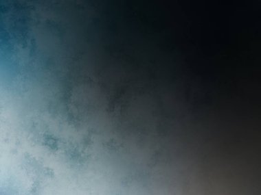 Sörf tahtasında suda bir insan.