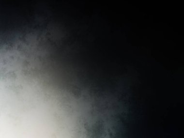 Siyah gömlekli bir adam tenis raketi tutuyor.