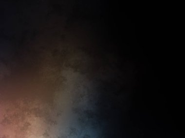 Takım elbiseli ve kravatlı bir adam karanlık bir arka planın önünde duruyor.