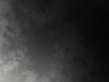 Bulutlu bir gökyüzünde uçan bir uçak ve havada bir jet.