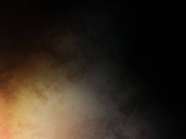 Bir adam kortta tenis raketi tutuyor.