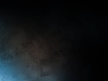 Takım elbiseli ve kravatlı bir adam karanlık bir arka planın önünde duruyor.