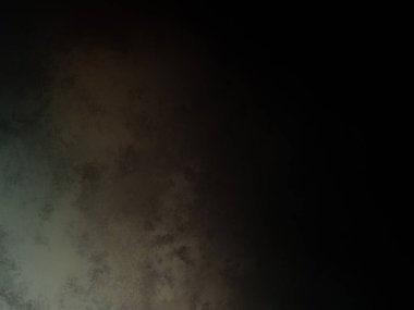 Siyah gömlekli bir adam ve siyah beyaz bir fotoğraf.