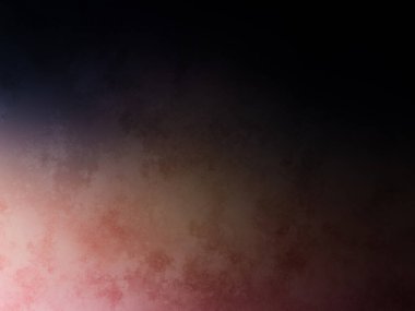 Bir adam kortta tenis raketi tutuyor.