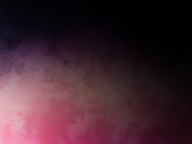 Bir adam kortta tenis raketi tutuyor.