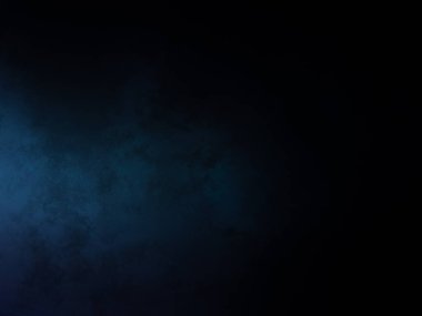 Takım elbiseli ve kravatlı bir adam tenis raketi tutuyor.