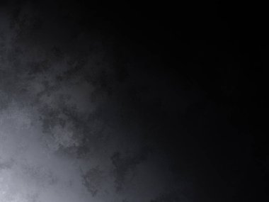 Siyah gömlekli bir adam tenis raketi tutuyor.