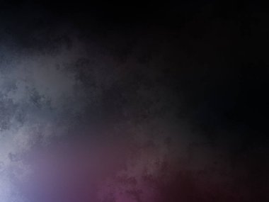 Koyu ve bulutlu bir gökyüzü. Kırmızı ve mavi bir ışık.