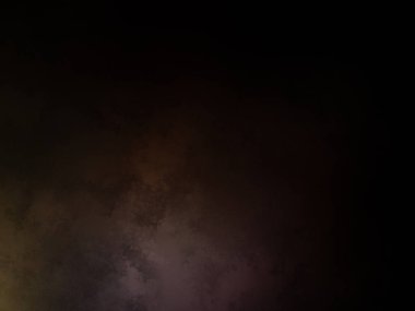 Takım elbiseli ve kravatlı bir adam duvarın önünde duruyor.