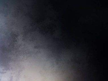 Karlı bir yüzeyde snowboard süren bir insan.