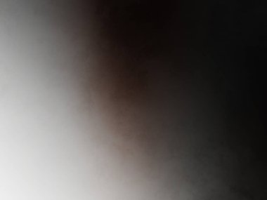 Elinde kamera tutan bir kişi.