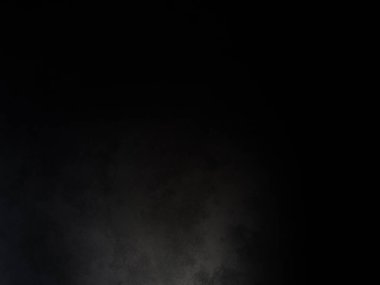 Siyah gömlekli bir adam elinde kamera tutuyor.