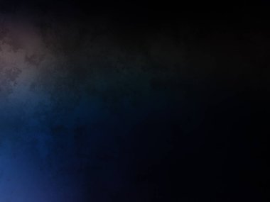 Bir adam kortta tenis raketi tutuyor.