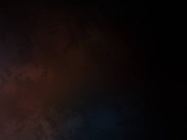 Elinde mikrofon tutan takım elbiseli ve kravatlı bir adam.