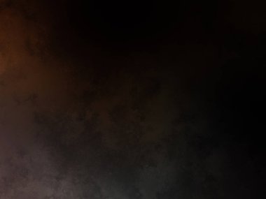 Takım elbiseli ve kravatlı bir adam duvarın önünde duruyor.