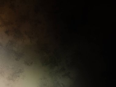 Siyah gömlekli bir adam tenis raketi tutuyor.