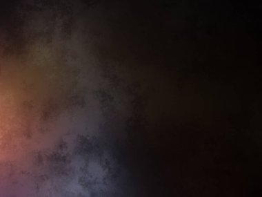 Karanlık gökyüzünde parlayan renkli bir ışık.