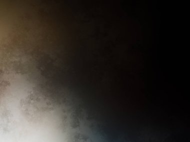 Takım elbiseli ve kravatlı bir adam duvarın önünde duruyor.