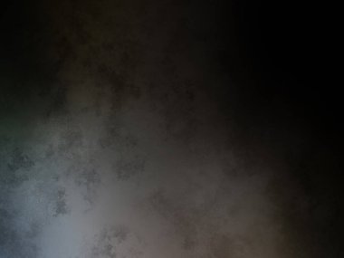 Takım elbiseli ve kravatlı bir adam duvarın önünde duruyor.